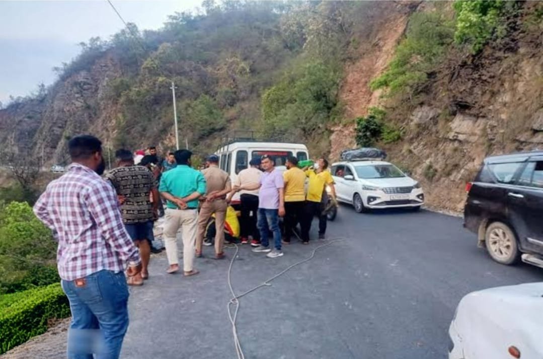 ऋषिकेश-बदरीनाथ हाईवे पर हादसा: टेंपो-ट्रेवलर नदी में गिरा, एक ही परिवार 17 लोग थे सवार, दो की मौत, कई लापता